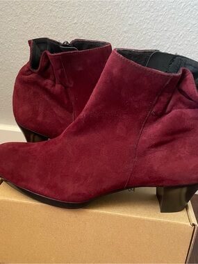 Munro American Burgundy Suede Ankle Booties Size 8